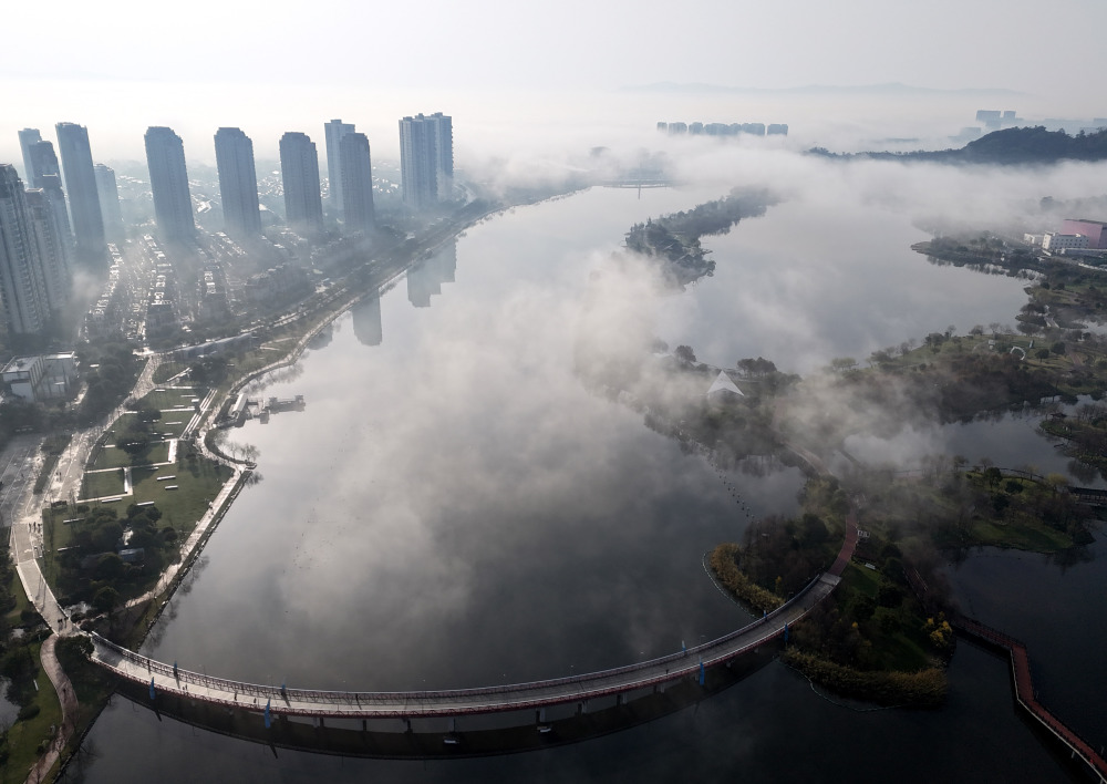 3月12日,温州市乐清湾出现平流雾景观,乐清湾城市建筑,港口码头等在雾