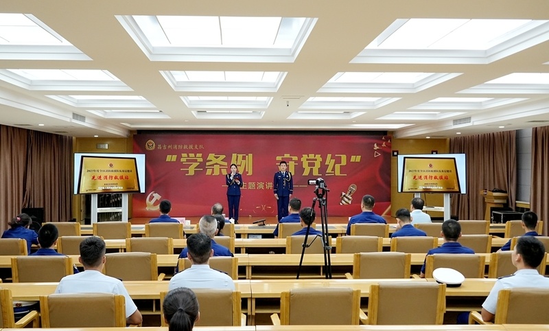 图为演讲现场比赛期间,从预赛中"突围"出的7支代表队依次登台演讲.