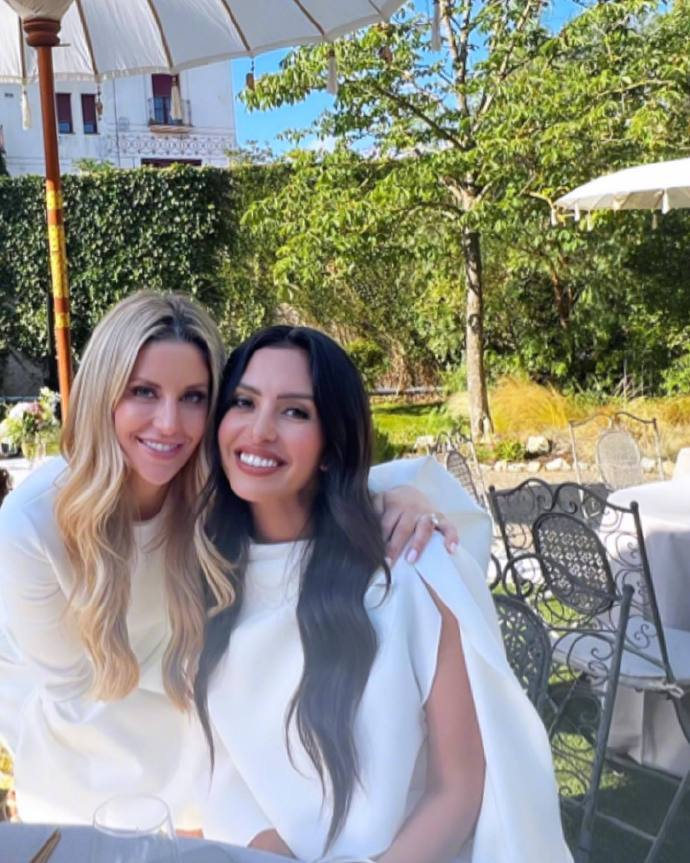 瓦妮莎欧洲度假,全家人面带笑容,大女儿身材高挑吸睛-腾讯新闻