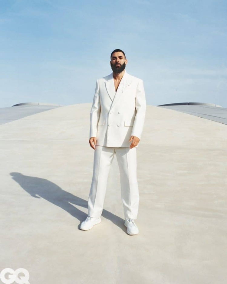 直播吧2月10日讯 目前效力沙特吉达联合的本泽马接受时尚杂志gq中东版