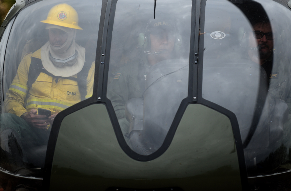 新华社发(卢西奥·塔沃拉 摄)7月7日,消防员在巴西南马托格罗索州潘塔