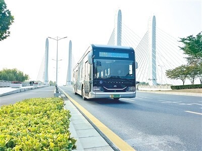 中原网讯(郑报全媒体记者  张倩)昨日是郑州快速公交(brt)开行14年的