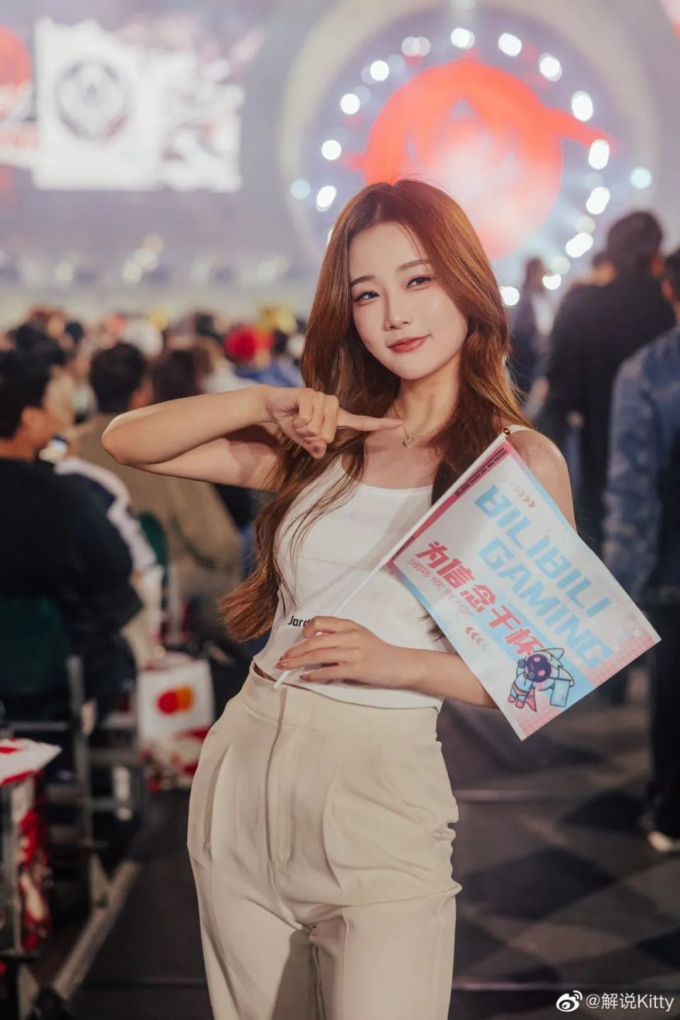 lpl老婆解说kitty晒黑白两幅打扮分别为jdg和blg加油