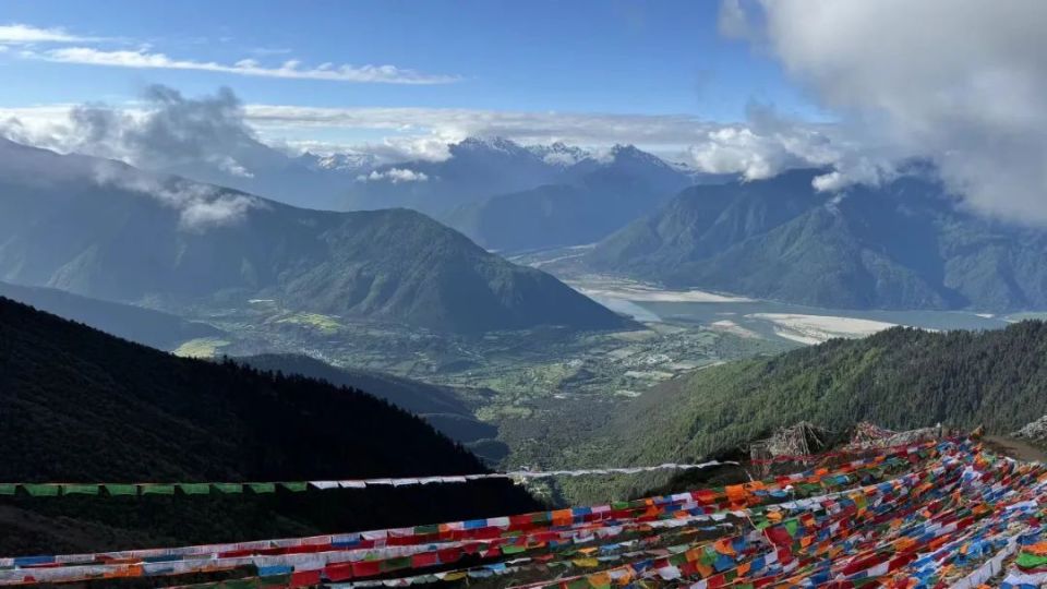 我们学校背后有一座雍仲苯教的神山,苯