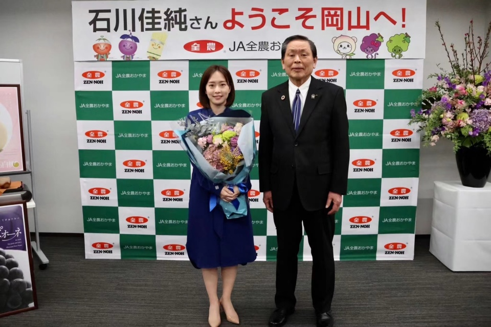 石川佳纯脚踩黑色高跟鞋,晒一家四口全家福!石川梨良也非常漂亮