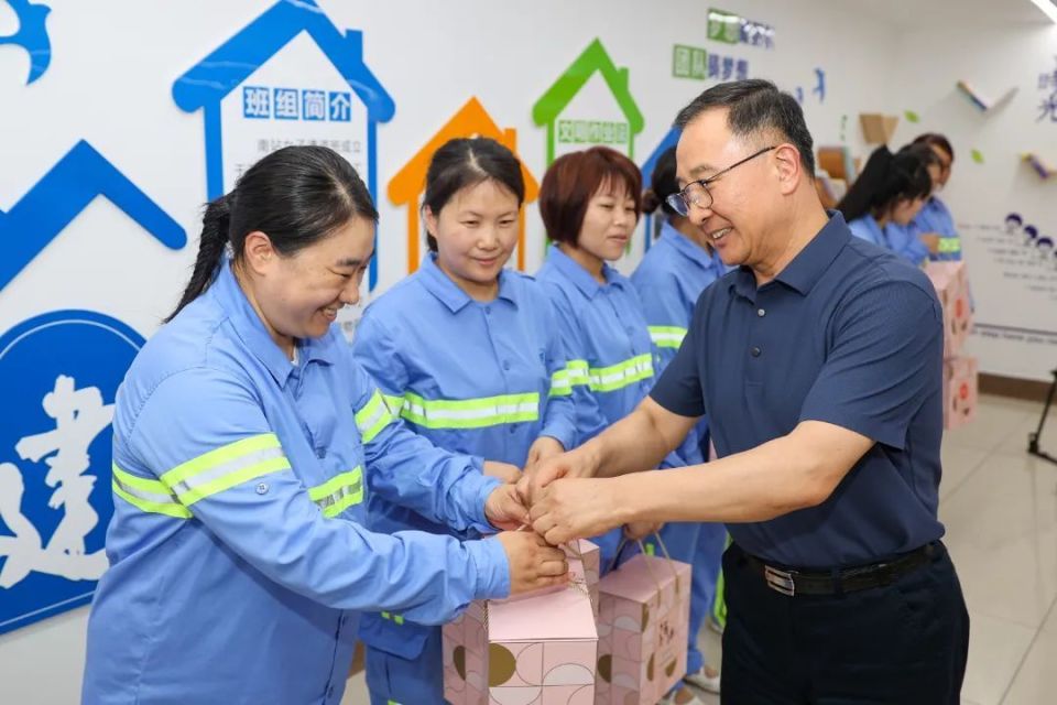 确保城市安全有序,确保群众安心度夏,区领导慰问奋战高温的一线工作者