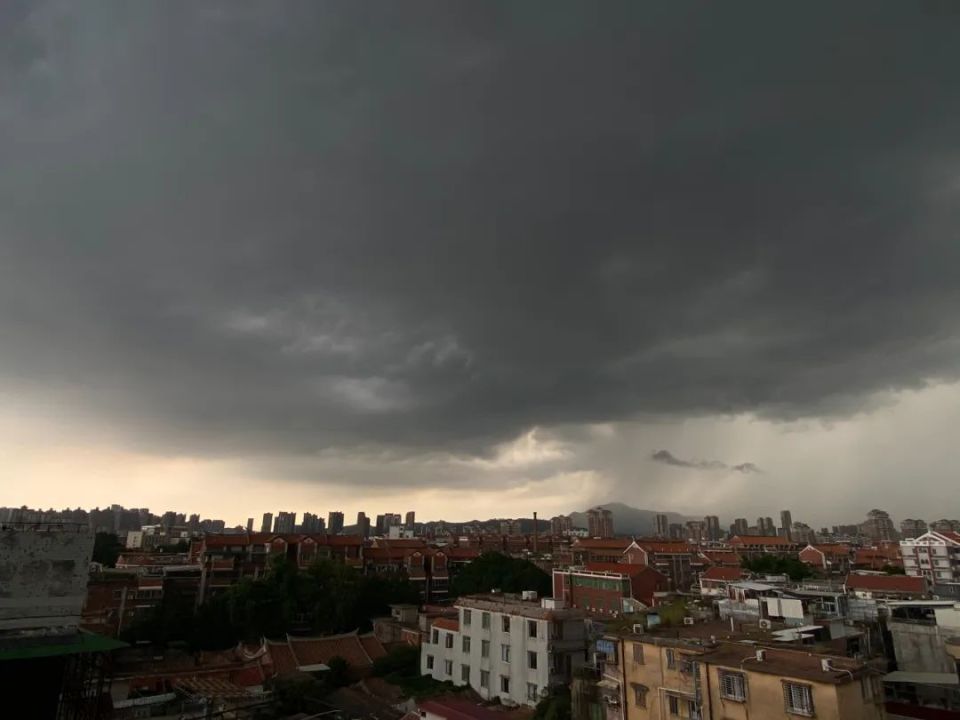 一秒天黑!刚刚,鲤城下大雨了!紧急预警!