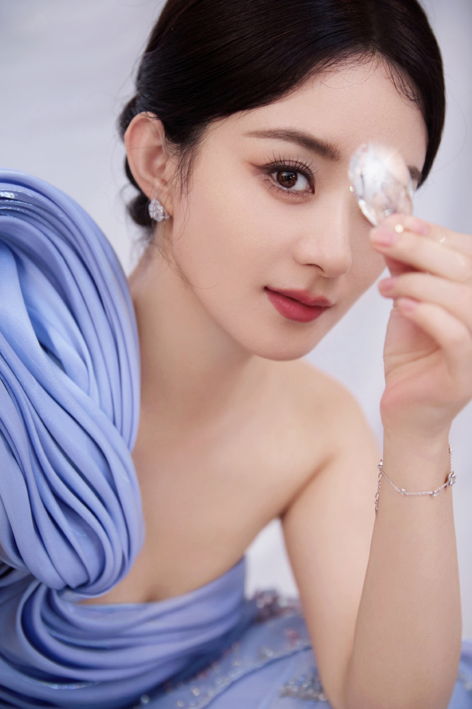 赵丽颖冯绍峰七夕同晒美照,男帅女靓超养眼,手戴戒指引猜疑