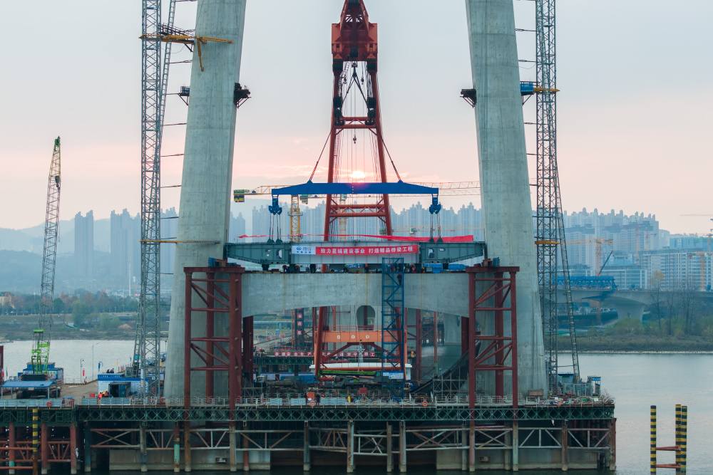 长沙兴联路大通道项目双塔斜拉桥首段主梁架设完成