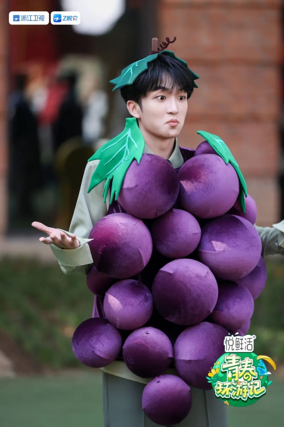 "封子弘凡"用稚嫩笔触描绘口水鸡搭档"东方涛"边画边解说同笔传译当简