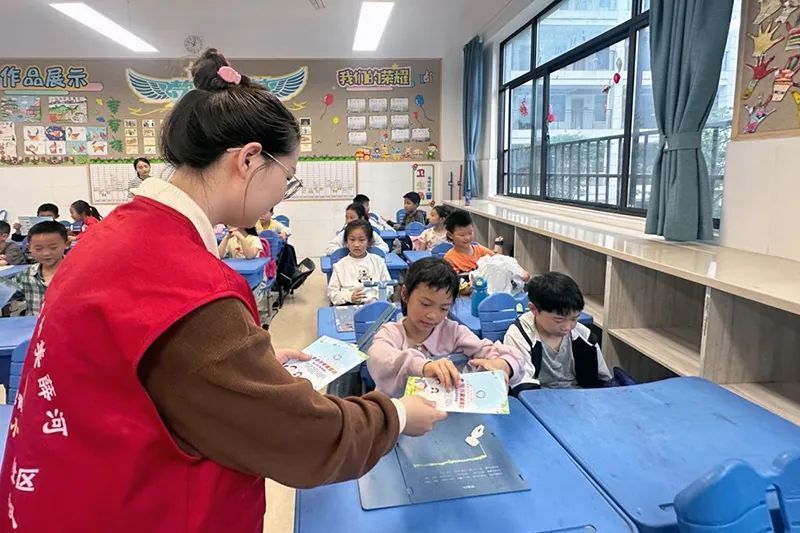 5月11日,合肥市包河区常青街道薛河湾社区联合西递小学共同开展了一场