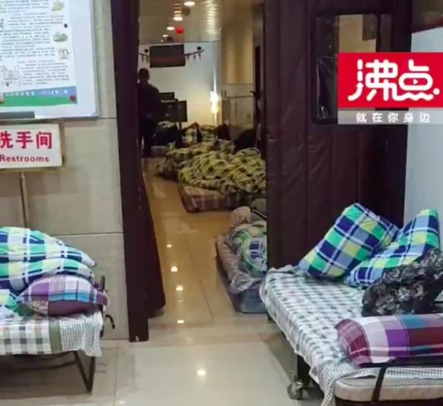 女子称黄山某酒店200元一晚大厅打地铺，“早上5点就赶人”，酒店回应：游客太多，不下山没地方住_腾讯新闻