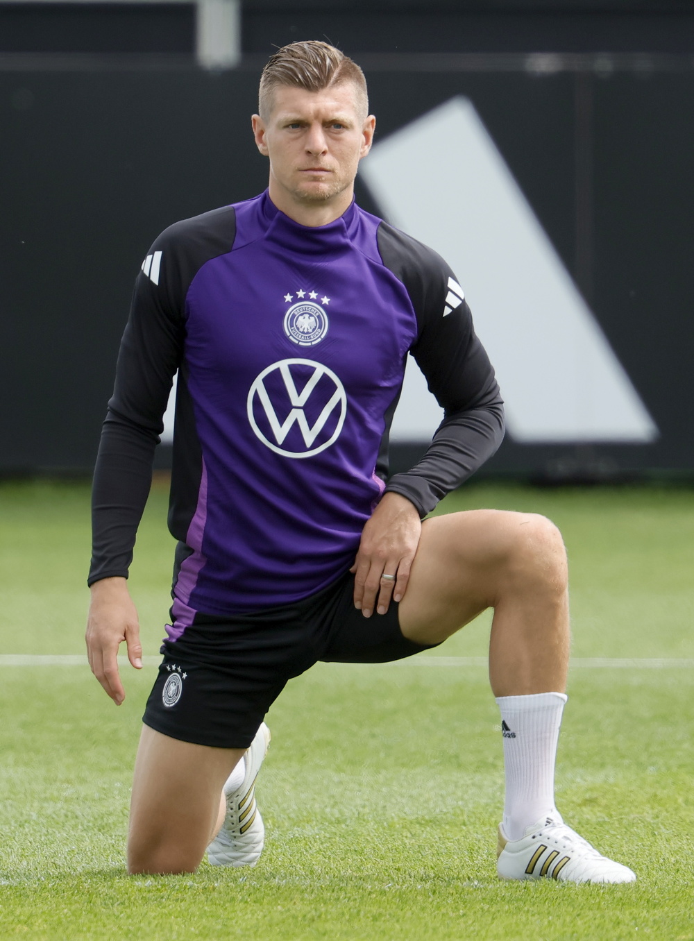 6月6日,德国队球员克罗斯在训练中.