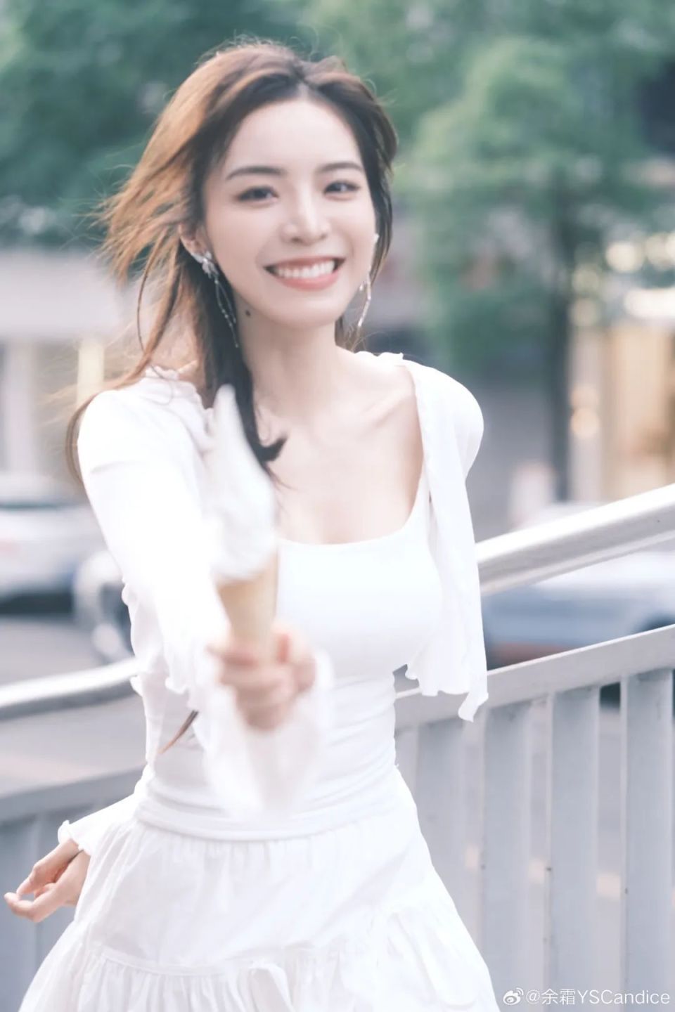 【lpl老婆】余霜来到四川大学,青春洋溢好像女大学生