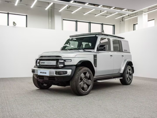 相比此前icar 03设计上更年轻时尚,在尺寸方面比03略小,定位小型suv