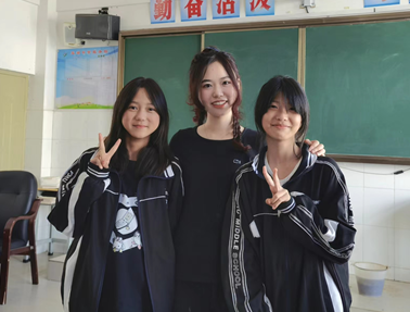 张晨怡支教时与所带学生.重返洱源,张晨怡与玉湖中学学生们交流.