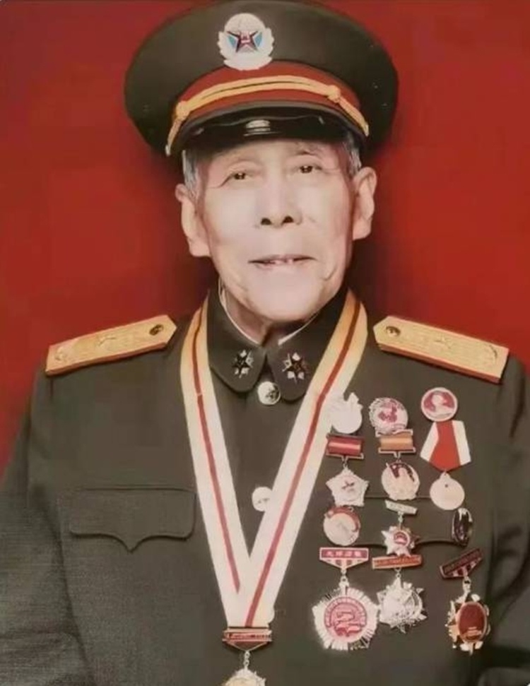 在上述29个师中,有4个师的表现十分耀眼,分别是广州军区55军163师,41