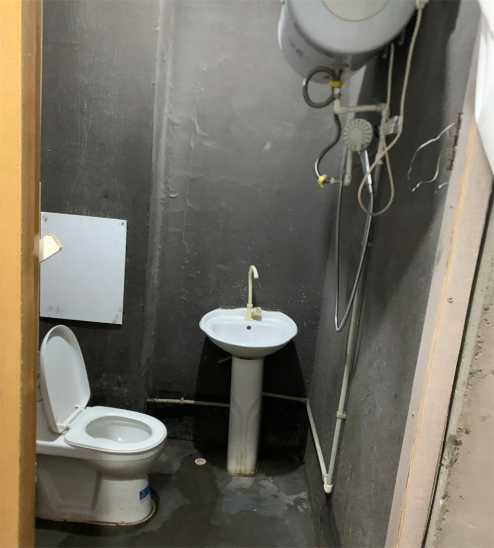 家里的卫生间也是一样保留了这种毛坯房的状态,但毕竟是用水空间,整体