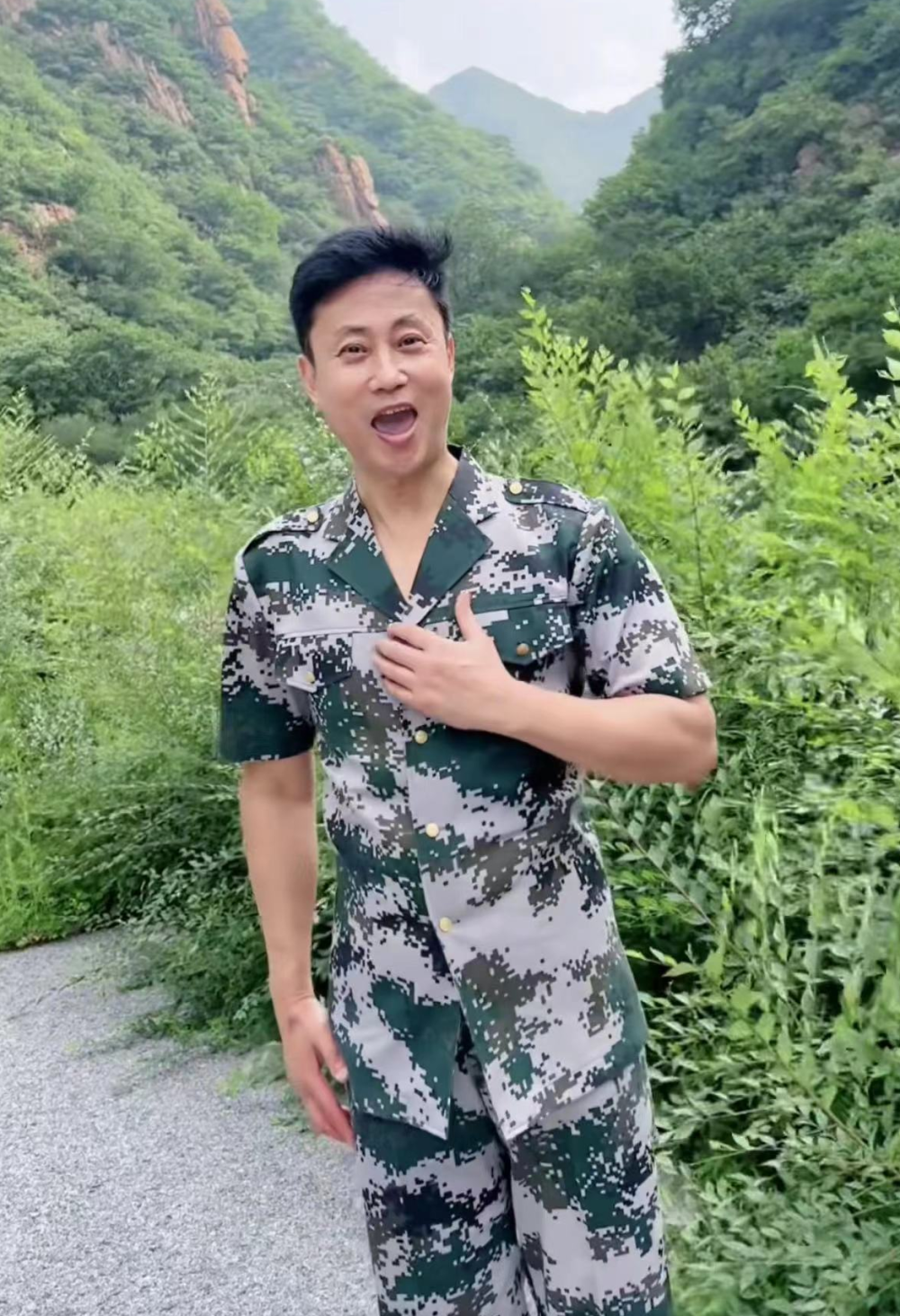 52岁耿为华现身陕西农村,脚踩黄土地干农活,手拿铁锹边铲边高歌_腾讯