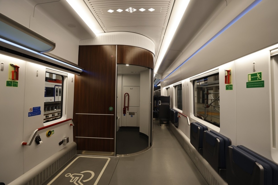 首次进入欧洲!中国研制的匈塞铁路高速动车组在塞尔维亚亮相