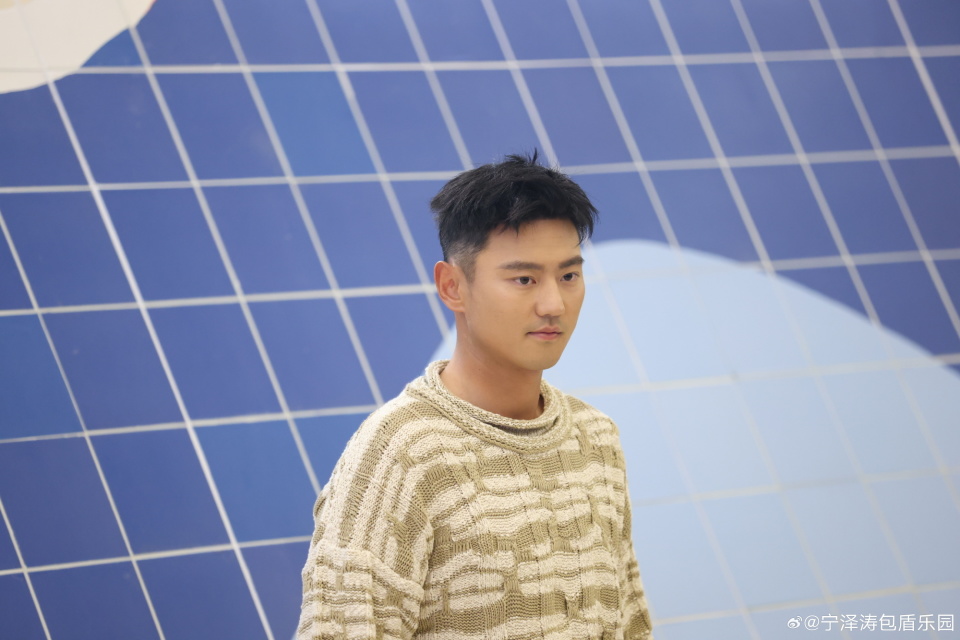 宁泽涛久违现身风采依旧,脸变圆仍帅气_腾讯新闻