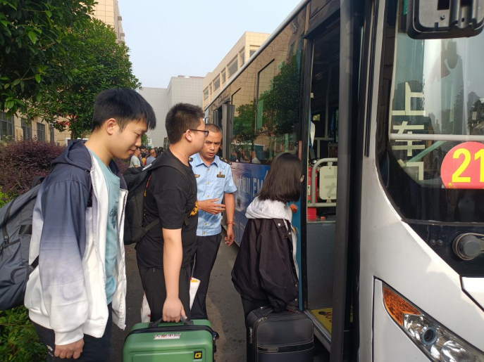 "6月6日上午,在欢呼和祝福声中,桃江县高考考生接送车队浩浩荡荡分别