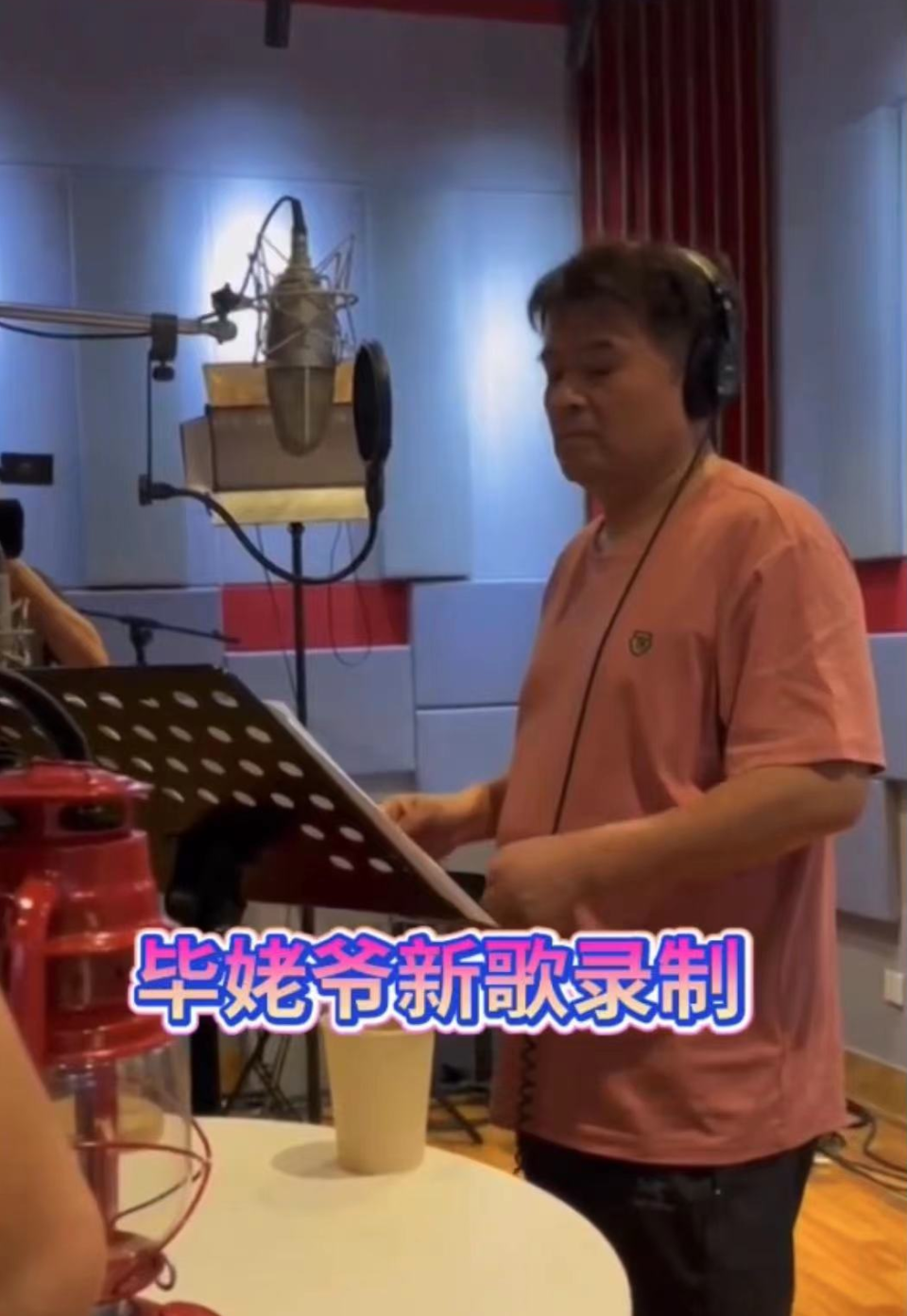 毕福剑现身录音棚被疑复出,穿70元上衣踩布鞋,认真工作苍老难认