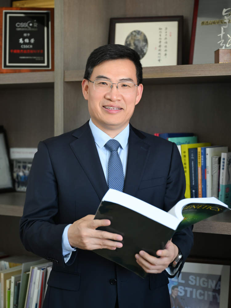 高绍荣  中国科学院院士高绍荣长期从事胚胎发育与体细胞重编程的表观