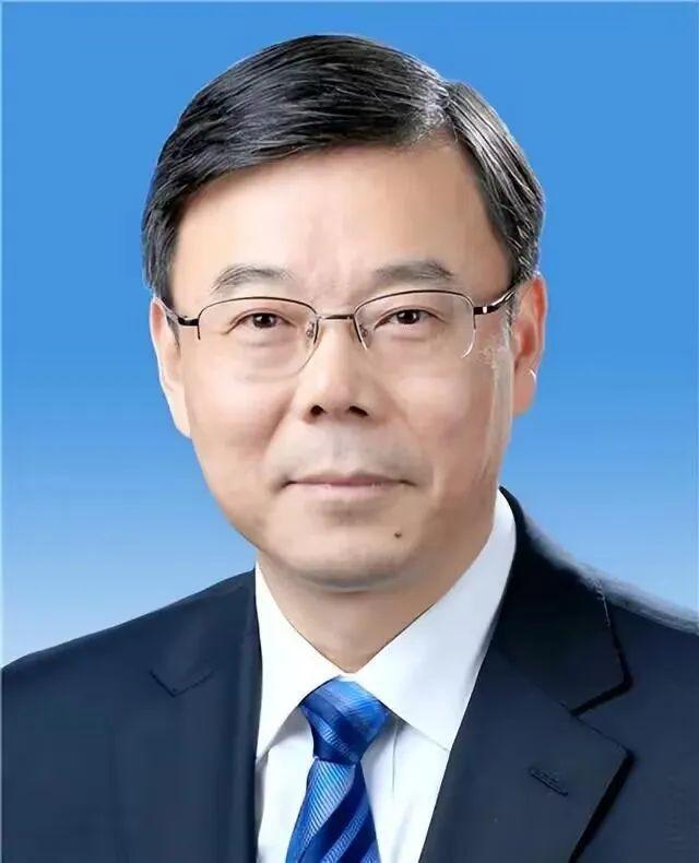 他曾任黄梅县委副书记,县长,黄梅县县委书记,县人大常委会主任,红安