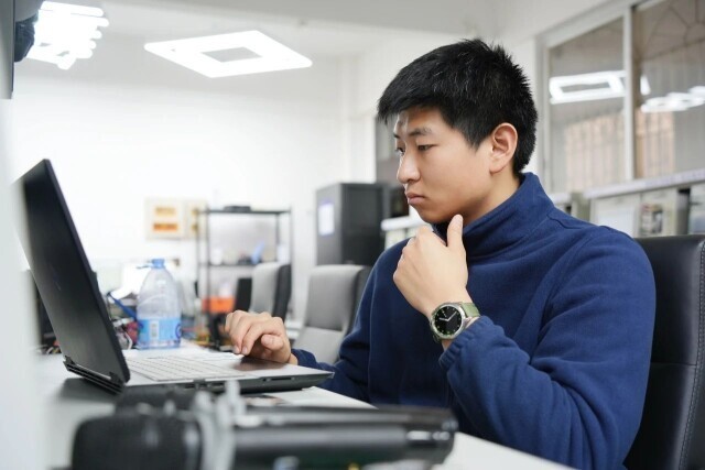 两会代表通道上被王旭校长提到的无腿少年怎样了彭兰溪我在科大挺好的