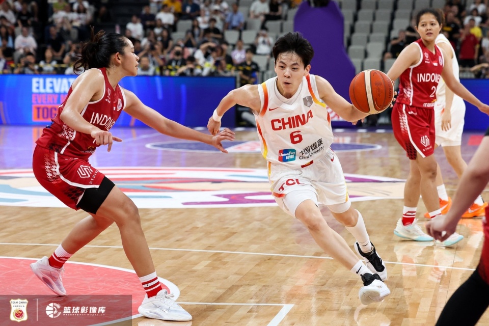 利刃出鞘 ️杨舒予5中4拿下12分2板4助3断 灵动突破成亮点