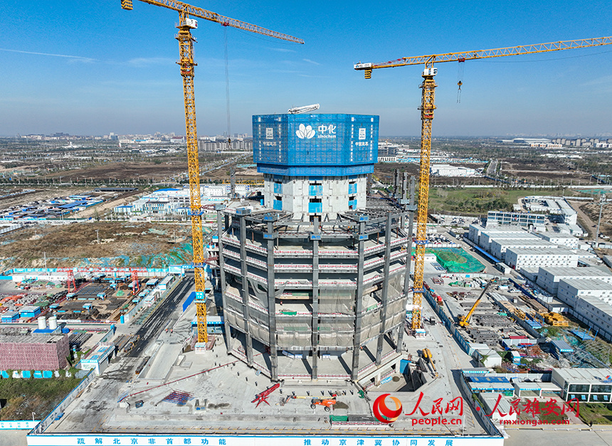 图为中国中化总部大厦建设现场.