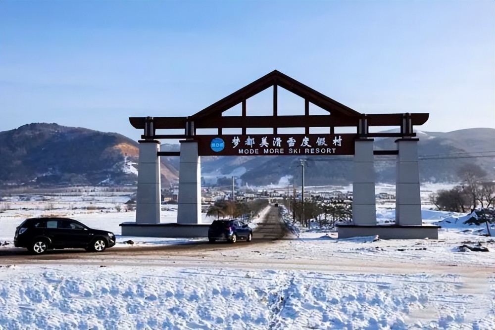 梦都美三面环山,距延吉市区10 公里,距延吉机场和延吉高铁站各20 公里