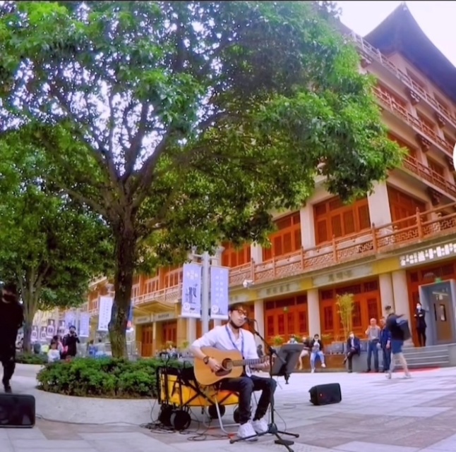 街头歌手走向演唱会,上海火了一个罗小罗_腾讯新闻