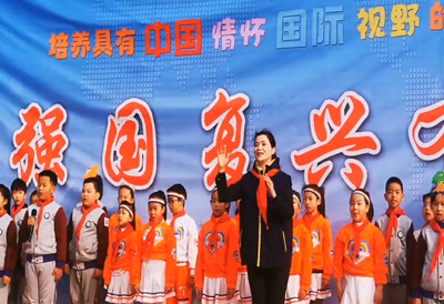 在仪式上,大队辅导员张雅馨主任担任指挥,市南区优秀教师,青岛市