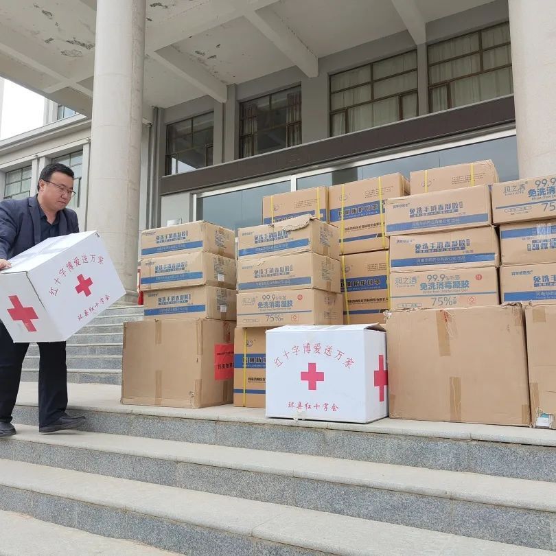 4月8日,环县红十字会向县环卫局捐赠n95医用防护口罩16640只,洗手凝胶