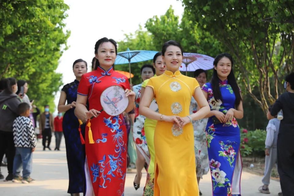 当旗袍佳丽邂逅牡丹花海
