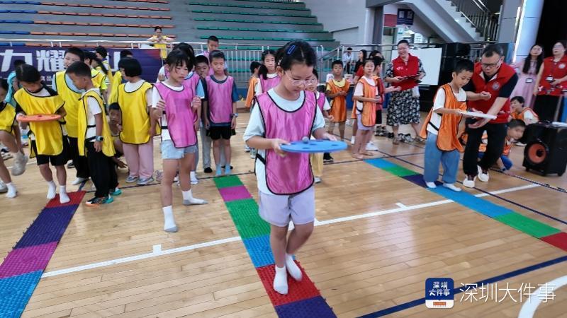 萌娃向前冲，银发滚铁环！坪山趣味运动会“跨龄”狂欢