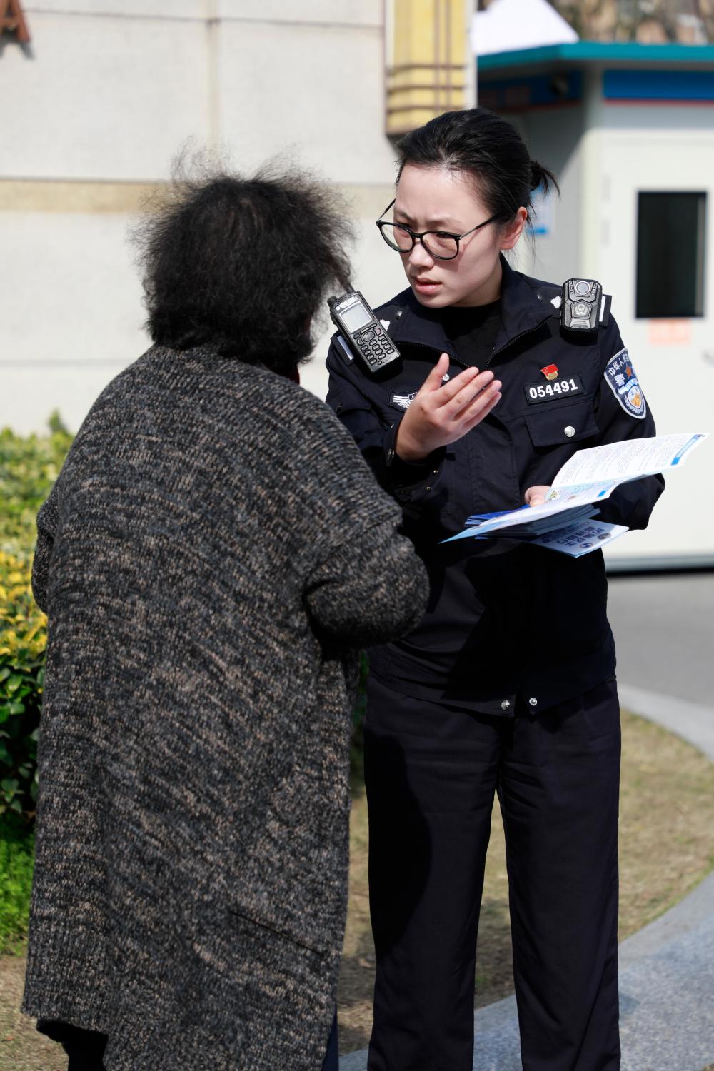 致敬了不起的"她":一万上海女警与三代人的无悔青春_腾讯新闻