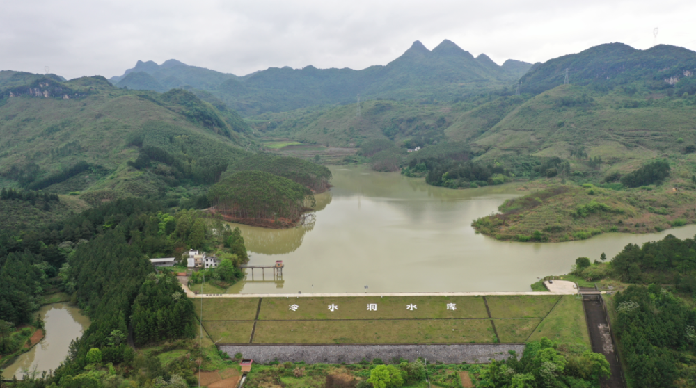 抓实设施建设,完成所有52座水库防汛公路硬底化建设以及标准化,物业化