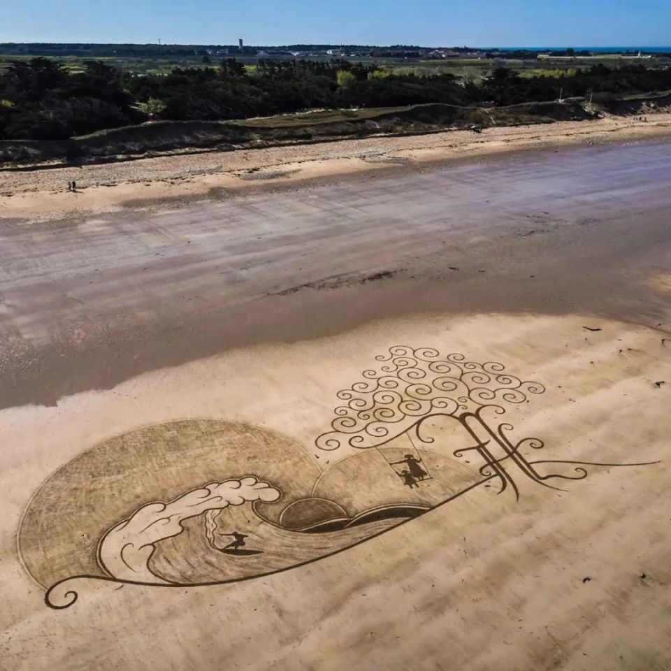 我们就一起欣赏一组杰汉·本杰明·塔林在沙滩上创作的巨幅沙画作品吧