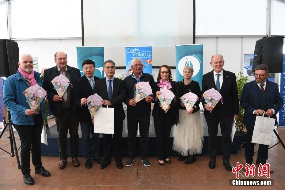 图为中国驻法国大使馆文化处公使衔参赞严振全,巴黎中国文化中心主任