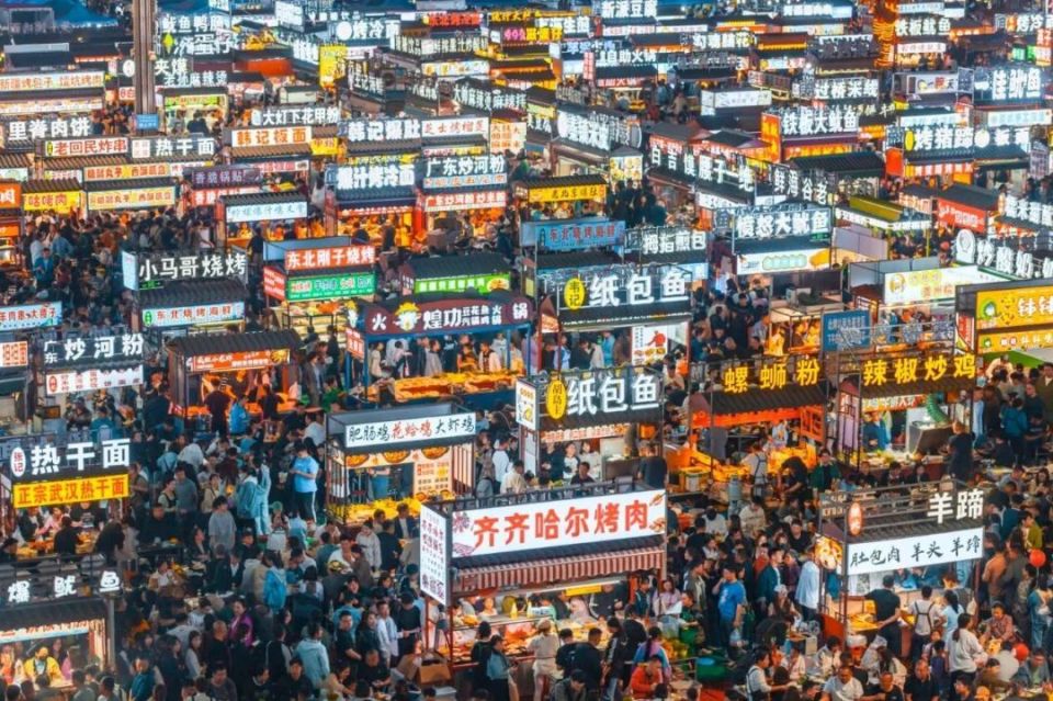 小商品夜市,在五花八门的小吃和各式各样的小玩艺儿之间挪不动脚步