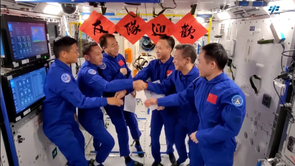 航天员景海鹏飞行时长突破60天神十六乘组正在展开科学研究之旅