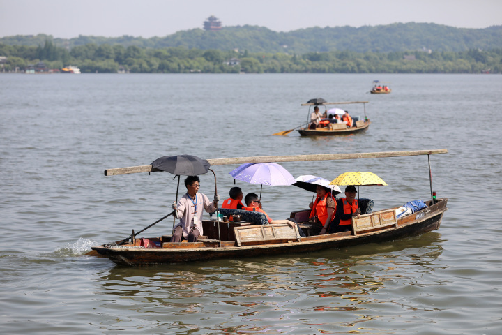 杭州入夏第二天最高气温达34市民遮阳有招