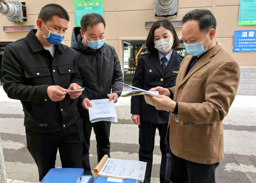 首先,郭興軍一行對鄭州市第一人民醫院使用的鍋爐與立體機械停車裝置