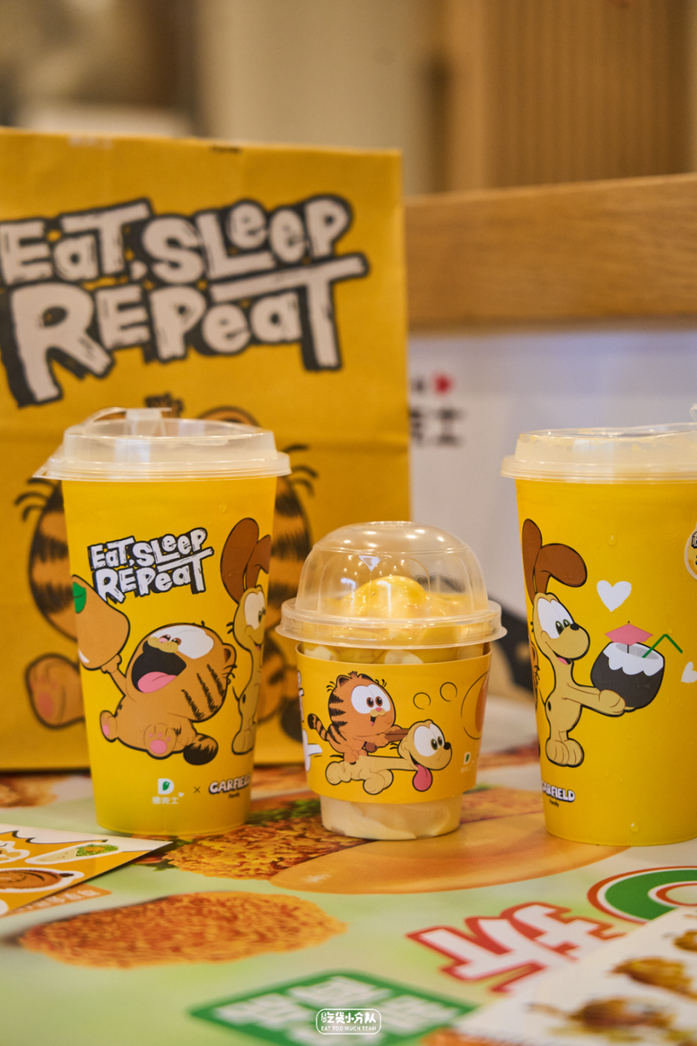 这辈子认识的第一个吃货就是电视上的这只大橘猫"欧迪,我卡住了,快把