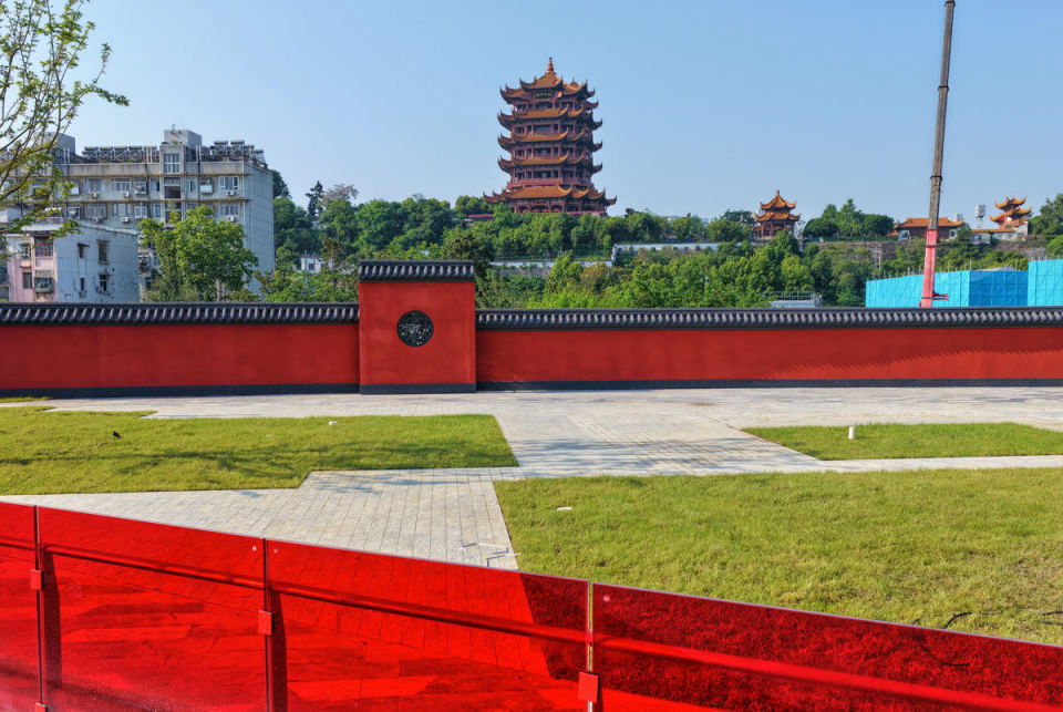 武汉司门口黄鹤楼地铁站“新红墙”来了：抬升7米，拉长至40米，优化同框视角_腾讯新闻