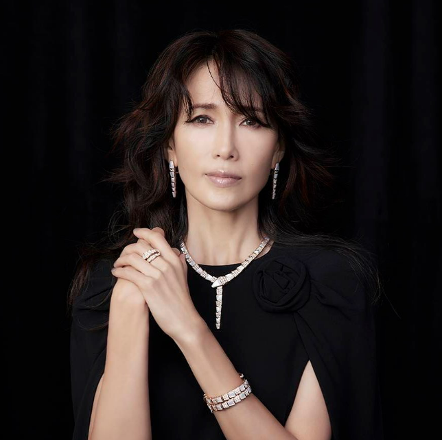 下面图中的骷髅头钻石戒指,就是工藤静香的作品.