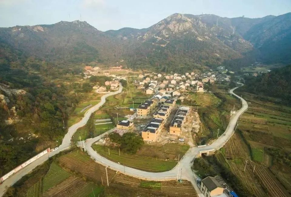 干施岙是一处著名的"海岛民俗村",白墙黛瓦的建筑装饰错落有致,也时常